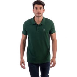 Koszulka polo w kolorze ciemnozielonym. Zielone koszulki męskie Polo Club Men, m, z haftami, z bawełny, polo, bez rękawów. W wyprzedaży za 102,95 zł.