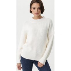 Biały Sweter Dromana. Białe swetry damskie Born2be, na zimę, bez wzorów, z dzianiny, bez rękawów, bez kaptura. Za 89,99 zł.