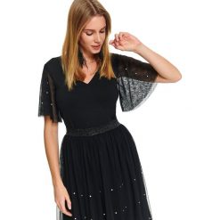 Bluzka zdobiona tiulem i perłami. Czarne bluzki damskie Top Secret, z aplikacjami, z tiulu, eleganckie, z klasycznym kołnierzykiem, z krótkim rękawem. Za 69,99 zł.