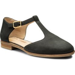 Półbuty CLARKS - Alice Rosa 261309924 Black Nubuck. Czarne półbuty damskie marki Clarks, na co dzień, bez wzorów, ze skóry, bez obcasa, na obcasie, bez zapięcia. W wyprzedaży za 269,00 zł.