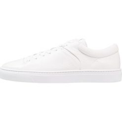 Jim Rickey CLOUD Sneakersy niskie white. Białe sneakersy męskie marki Jim Rickey, bez wzorów, ze skóry, bez zapięcia. W wyprzedaży za 382,85 zł.