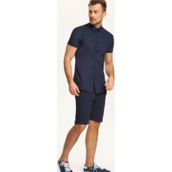 KOSZULA KRÓTKI RĘKAW MĘSKA SLIM FIT. Białe koszule męskie Top Secret, na lato, m, bez wzorów, z bawełny, eleganckie, bez kołnierzyka, z krótkim rękawem. W wyprzedaży za 69,99 zł.