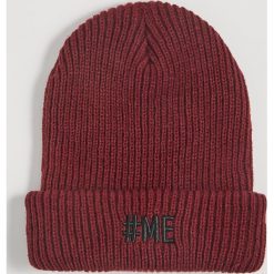 Czapka beanie z haftem - Bordowy. Czerwone czapki damskie Sinsay, z haftami. W wyprzedaży za 4,99 zł.