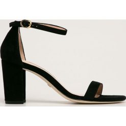 Stuart Weitzman - Sandały Nearlynude. Czarne sandały damskie Stuart Weitzman, bez wzorów, ze skóry, bez obcasa, na obcasie, na klamry. Za 1699,00 zł.