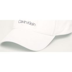 Calvin Klein - Czapka. Czarne czapki damskie Calvin Klein, bez wzorów, z bawełny. W wyprzedaży za 129,90 zł.