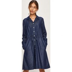 Calvin Klein Jeans - Sukienka. Niebieskie sukienki damskie Calvin Klein Jeans, na co dzień, s, bez wzorów, z bawełny, casualowe, bez kołnierzyka, z długim rękawem, długie, midi, rozkloszowane. W wyprzedaży za 299,90 zł.