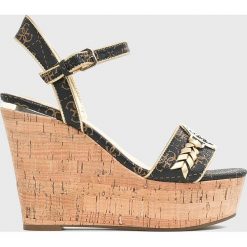 Guess Jeans - Sandały Gesine. Żółte koturny damskie Guess Jeans, bez obcasa, na obcasie, na klamry. W wyprzedaży za 449,90 zł.