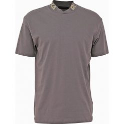 KARL LAGERFELD Tshirt z nadrukiem khaki. Brązowe t-shirty męskie z nadrukiem KARL LAGERFELD, m, z bawełny. W wyprzedaży za 343,20 zł.