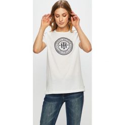 Tommy Hilfiger - Top. Białe topy damskie TOMMY HILFIGER, s, z nadrukiem, z bawełny, z okrągłym kołnierzem. W wyprzedaży za 169,90 zł.