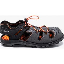 New Balance - Sandały dziecięce K2029BON. Szare sandały dziewczęce New Balance, z materiału, z okrągłym noskiem, bez zapięcia. W wyprzedaży za 69,90 zł.