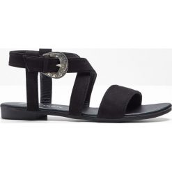 Sandały bonprix czarny. Czarne sandały damskie bonprix, w paski, bez obcasa, z paskami. Za 27,99 zł.