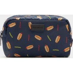 Kosmetyczka z hot dogami. Zielone kosmetyczki damskie Pull&Bear, bez wzorów. Za 39,90 zł.