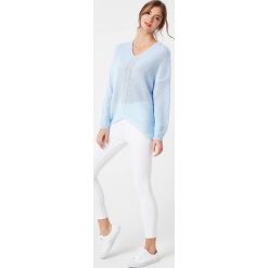 Sweter ażurowy w serek niebieski. Niebieskie swetry damskie e-margeritka.pl, na wiosnę, bez wzorów, z długim rękawem, długie, bez kaptura. Za 138,99 zł.