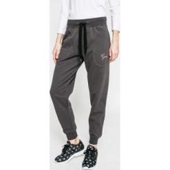 Guess Jeans - Spodnie. Szare jeansy damskie Guess Jeans, s, z aplikacjami, z bawełny, casualowe. W wyprzedaży za 199,90 zł.