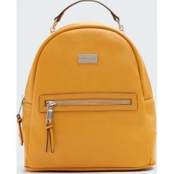 Musztardowy plecak w miejskim stylu. Brązowe plecaki damskie Pull&Bear, bez wzorów. Za 99,90 zł.