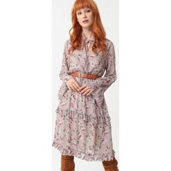 Beżowa Sukienka Kathie. Brązowe sukienki damskie Born2be, na imprezę, s, z aplikacjami, ze stójką, z długim rękawem, długie, midi. Za 124,99 zł.