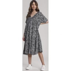Czarna Sukienka Alluros. Czarne sukienki damskie Renee, s, bez wzorów, bez kołnierzyka, bez rękawów, midi. Za 89,99 zł.