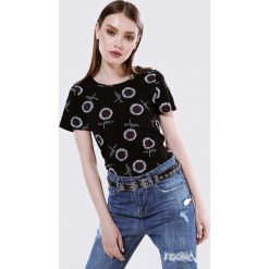 Czarny T-shirt Merger. Czarne bluzki damskie Born2be, s, z nadrukiem, z dzianiny, z okrągłym kołnierzem, bez rękawów. Za 19,99 zł.