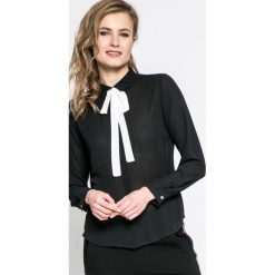 Answear - Koszula. Czarne bluzki damskie ANSWEAR, na co dzień, s, bez wzorów, z poliesteru, klasyczne, z klasycznym kołnierzykiem, z długim rękawem. W wyprzedaży za 49,90 zł.