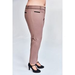 Beżowe casualowe spodnie cygaretki duże rozmiary OVERSIZE PLUS SIZE WIOSNA. Brązowe spodnie damskie Moda Size Plus Iwanek, s, w paski, z bawełny, eleganckie. Za 109,00 zł.