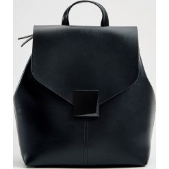 Elegancki plecak z imitacji skóry - Czarny. Czarne plecaki damskie Mohito, ze skóry, eleganckie. Za 119,99 zł.