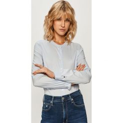 Tommy Hilfiger - Koszula. Niebieskie bluzki damskie TOMMY HILFIGER, bez wzorów, z poliesteru, eleganckie, ze stójką, z długim rękawem. Za 449,90 zł.