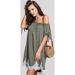 Zielona Sukienka Walk In. Zielone sukienki damskie other, s, bez wzorów, z koronki, eleganckie, bez kołnierzyka, bez rękawów, mini. Za 79,99 zł.