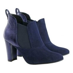 Skórzane sztyblety w kolorze granatowym. Niebieskie botki damskie Bosccolo, ze skóry, bez obcasa, na obcasie, bez zapięcia. W wyprzedaży za 329,95 zł.