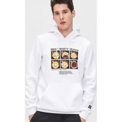 Bluza z kapturem Rick and Morty - Biały. Białe bluzy męskie Cropp, s, bez wzorów, z kapturem, bez rękawów, z kapturem. Za 129,99 zł.