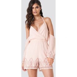 NA-KD Boho Kombinezon ze zdobieniami - Pink. Różowe kombinezony damskie marki NA-KD Boho, z aplikacjami, z poliesteru, boho, z dekoltem na plecach, z długim rękawem, długie. W wyprzedaży za 40,47 zł.