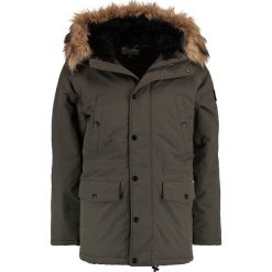 Carhartt WIP ANCHORAGE Kurtka zimowa cypress. Zielone kurtki męskie marki Carhartt WIP, na zimę, m, bez wzorów, z nylonu, bez kaptura. W wyprzedaży za 629,25 zł.