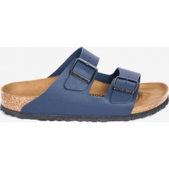 Birkenstock - Klapki. Niebieskie kapcie męskie Birkenstock, ze skóry, na klamry. W wyprzedaży za 239,90 zł.