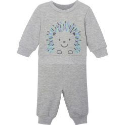 Bluza dresowa niemowlęca + spodnie (2 części), bawełna organiczna bonprix jasnoszary melanż. Szare bluzy niemowlęce bonprix, z nadrukiem, z bawełny, bez rękawów, bez kaptura. Za 59,99 zł.