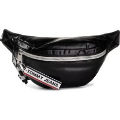 Saszetka nerka TOMMY JEANS - Tjw Logo Tape Pu Bumbag AW0AW0584 Bds. Czarne nerki damskie Tommy Jeans, bez wzorów, z jeansu, młodzieżowe, bez dodatków. W wyprzedaży za 319,00 zł.