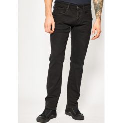 Jeansy Slim Fit Guess Vermont M01AS3 D3YA2. Czarne jeansy męskie Guess, m, z aplikacjami. W wyprzedaży za 239,00 zł.