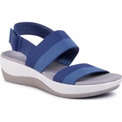 Sandały CLARKS - Arla Jacory 261491434 Indigo. Niebieskie klapki damskie Clarks, bez wzorów, z tworzywa sztucznego, bez obcasa, na obcasie. Za 239,00 zł.