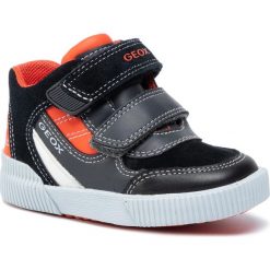 Sneakersy GEOX - B Kilwi B. A B94A7A 022BC C9150 M Black/Fluo Orange. Czarne trampki chłopięce Geox, bez wzorów, z zamszu, bez zapięcia. W wyprzedaży za 169,00 zł.