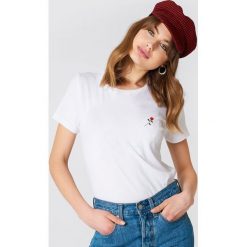 NA-KD T-shirt z haftowaną różą na piersi - White. Białe t-shirty damskie marki NA-KD, z haftami, z bawełny, bez kołnierzyka. Za 40,95 zł.