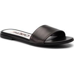 Klapki HUGO - Austin Slide 50407998 10207114 01 Black 001. Czarne klapki damskie HUGO, bez wzorów, ze skóry, bez obcasa, na obcasie. W wyprzedaży za 369,00 zł.