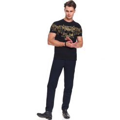 T-shirt z modowym nadrukiem. Czarne t-shirty męskie Top Secret, na zimę, xxl, z nadrukiem, z bawełny, eleganckie, bez kołnierzyka. Za 59,99 zł.