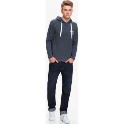 Bluza męska z kapturem z lekkiej dzianiny. Szare bluzy męskie na zimę, xxl, z bawełny, z kapturem. W wyprzedaży za 39,99 zł.