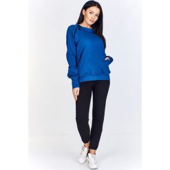Bluza typu kangurka z ozdobnym skośnym ekspresem przy dekolcie niebieski. Niebieskie bluzy damskie N/A, s, bez wzorów, z bawełny, bez rękawów, bez kaptura. Za 88,62 zł.