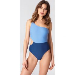 Stroje jednoczęściowe: NA-KD Swimwear Jednoczęściowy kostium kąpielowy na jedno ramię Color Block – Blue