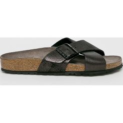 Birkenstock - Klapki. Szare klapki damskie Birkenstock, bez wzorów, ze skóry, bez obcasa. W wyprzedaży za 279,90 zł.