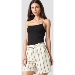 NA-KD Classic Szorty z domieszką lnu - Beige. Brązowe szorty damskie NA-KD Classic, w paski, z podwyższonym stanem. Za 80,95 zł.