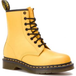 Glany DR. MARTENS - 1460 Smooth 24614700 Yellow. Żółte glany damskie Dr. Martens, ze skóry, klasyczne, bez obcasa, bez zapięcia. Za 699,00 zł.