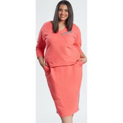Spódnica z bluzką w koralowym komplecie Blanca OVERSIZE PLUS SIZE WIOSNA. Pomarańczowe spódniczki damskie Moda Size Plus Iwanek, na wiosnę, s, bez wzorów, z bawełny, z dekoltem w serek, bez rękawów, bez kaptura. Za 159,00 zł.