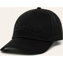 Calvin Klein - Czapka. Białe czapki damskie Calvin Klein, z aplikacjami, z bawełny. Za 159,90 zł.