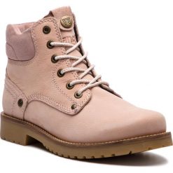 Trapery WRANGLER - Yuma Lady WL182505 Cipria 604. Różowe trapery damskie marki Wrangler, z zamszu, klasyczne, bez obcasa, bez zapięcia. W wyprzedaży za 259,00 zł.