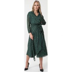 Ciemnozielona Sukienka Bridgefait. Zielone sukienki damskie Born2be, m, w kropki, z tkaniny, długie, kopertowe. Za 259,99 zł.